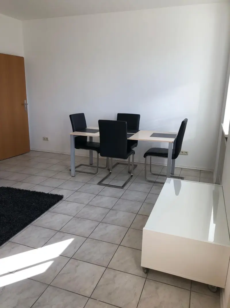 Heller Essbereich mit Tisch für das Team in Wohnung 1 der Casa Theresa