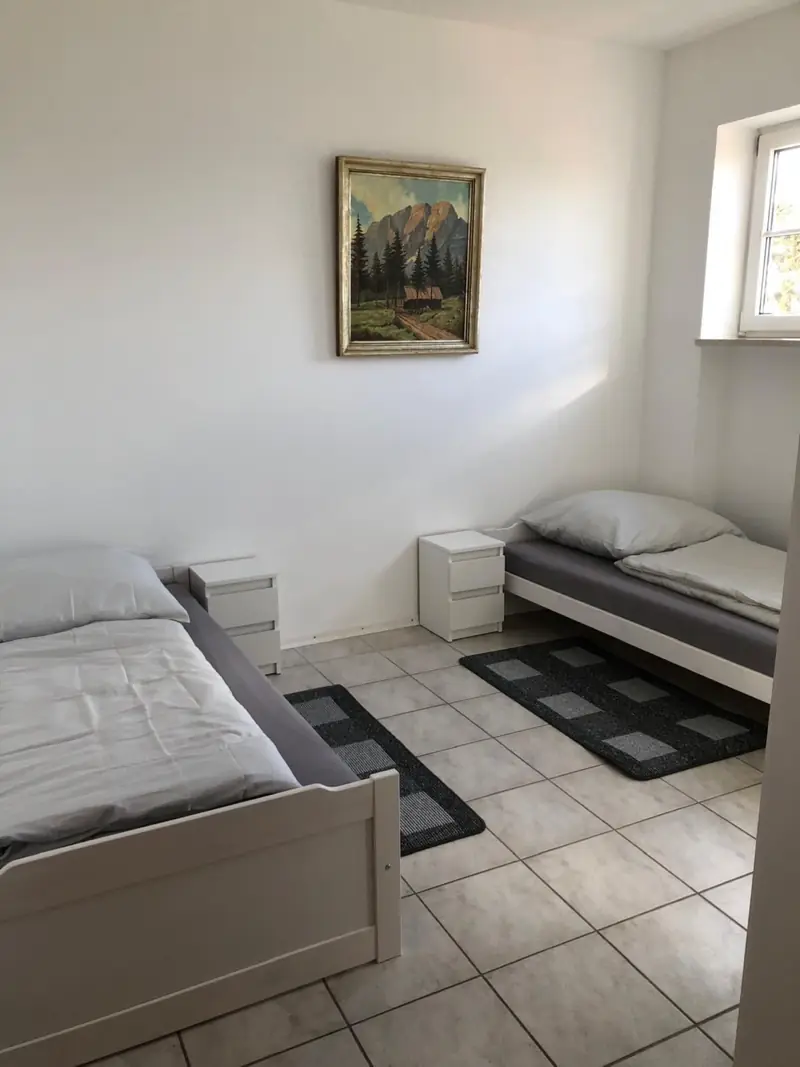 Dvoulůžkový pokoj se dvěma samostatnými postelemi v bytě 1
